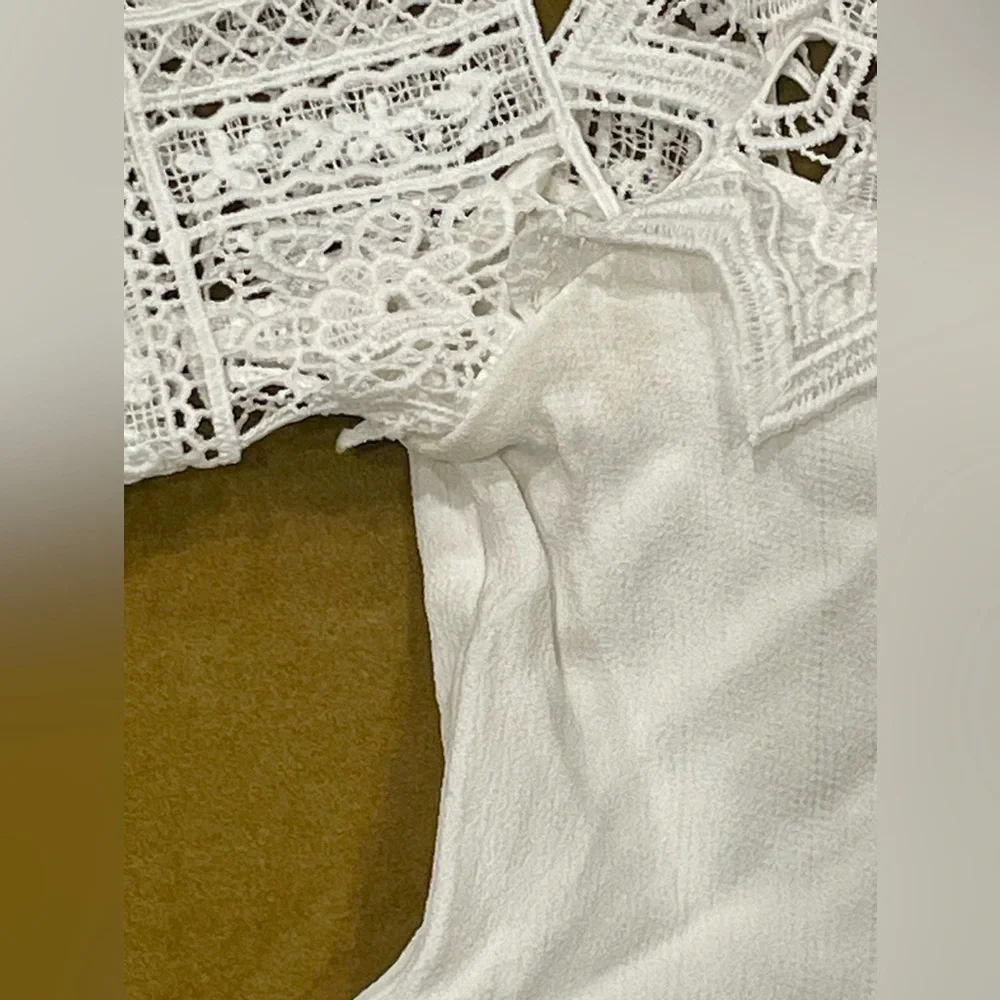 Alexis lace short sleeve, high neck blouse, handkerchief hem, white, szXS, GUC - Picture 8 of 13